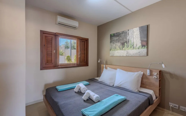 Spanish Water Apartments - Garden View