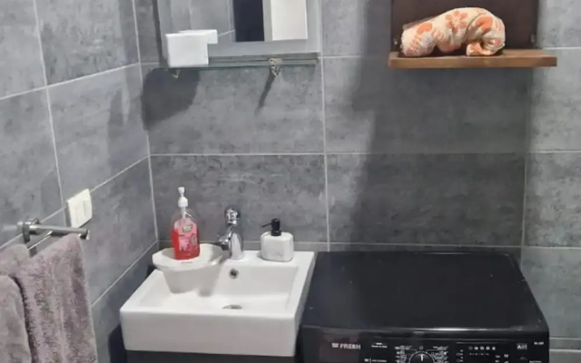 1 Bed Apartment Sleeps 2 - Communal Pool - Parking