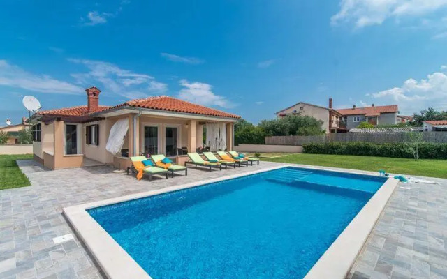 Modern villa at 2km from the sea, with private pool