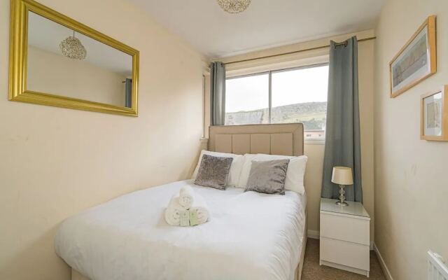 Апартаменты Royal Mile 2BR Apartment Private Balcony Эдинбург комната для гостей