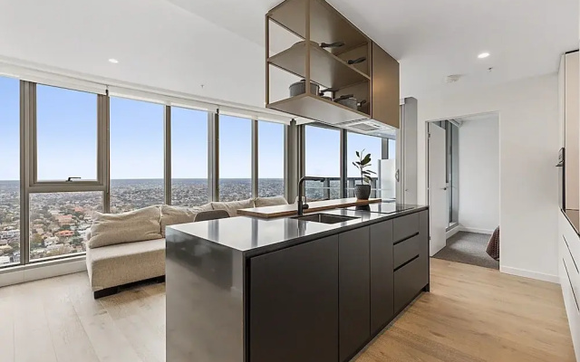 Gorgeous High-rise Unit With Sky Bar, Pool and Gym