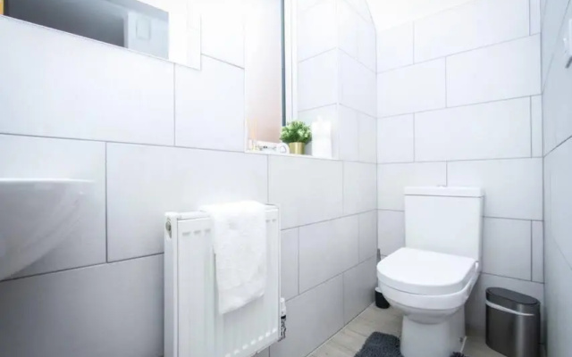 No15 Luxe Living Elegant City Home-1 Bed-Garden-Wifi-Private Parking-Beach-City