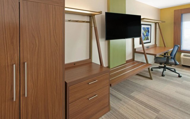 Holiday Inn Express and Suites Detroit/Sterling Heights by IHG