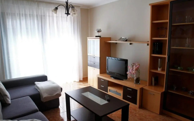 Apartamentos La Perla con piscina y parking