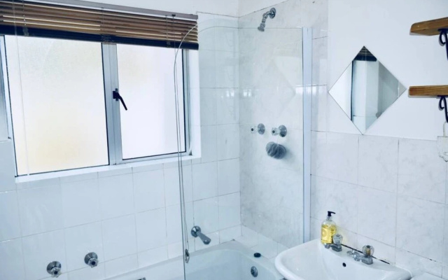Bright Studio Apartment in Devils Peak
