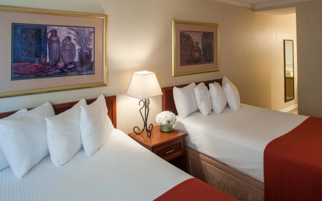 Cloverleaf Suites Kansas City - Overland Park