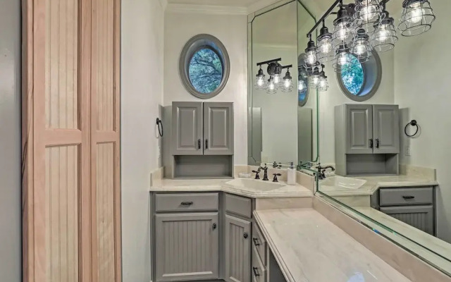 Lavish Lake House, Near Vineyards + Marinas!