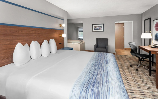 AmericInn & Suites By Wyndham Baraboo Event Center