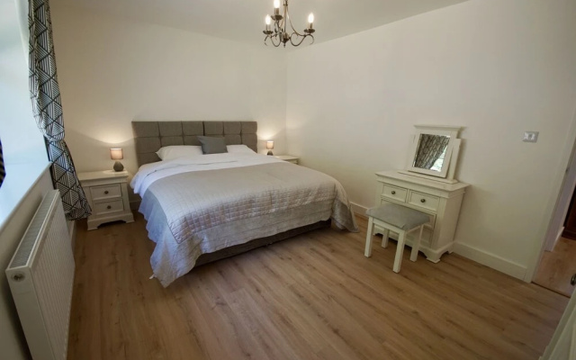 Vale View - Sleeps 6 - Pets Ok - Garden - Parking