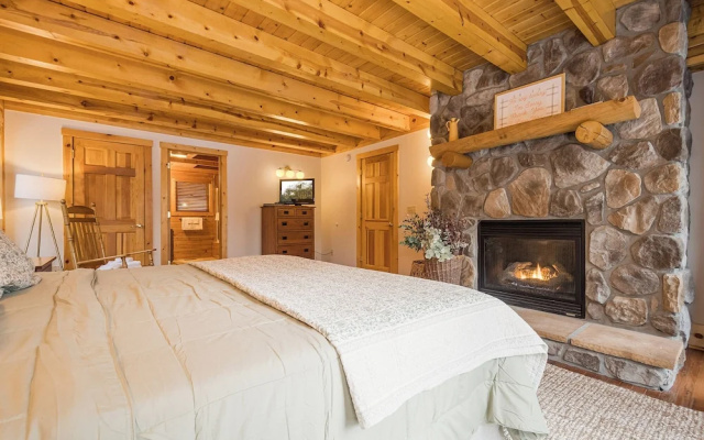 Grand Chestnut Lodge by Taylor Made Deep Creek