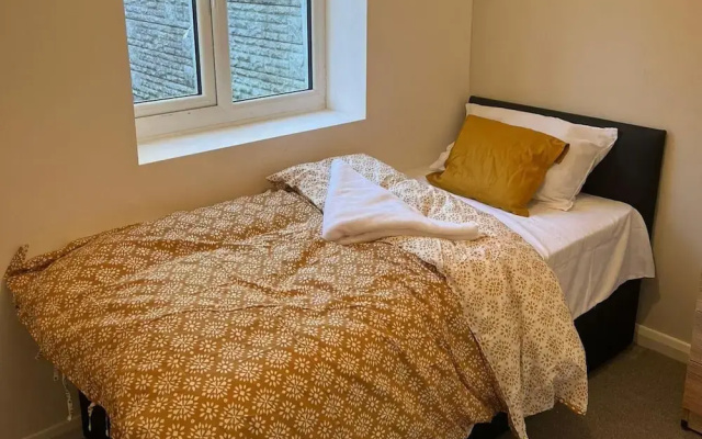 5 Bedroom Cosy Bloxwich Stay - Wifi & Free Parking