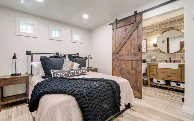 Southern Charm - Near Main With Hot Tub