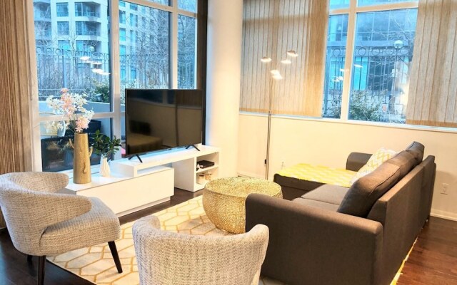 Toronto Downtown Suites Private Terrace 1