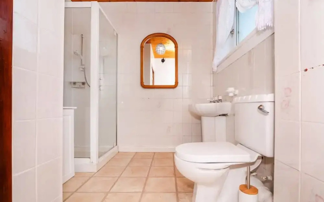 4 Bedroom House - Free Parking