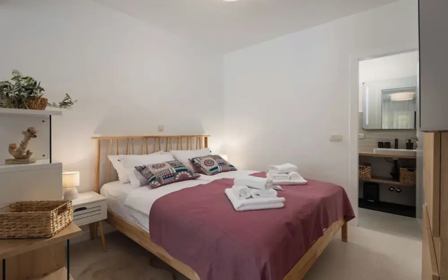 Desamani 975 Apartments
