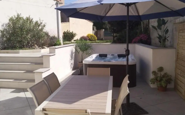 Le Logis du Moulin Gite Avec Jacuzzi, a 800m de la Cite Medievale