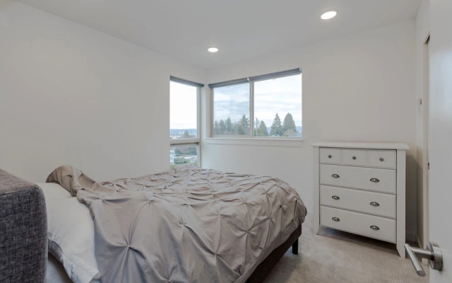 Urban Oasis Sleeps 8 Ultra Modern Condo