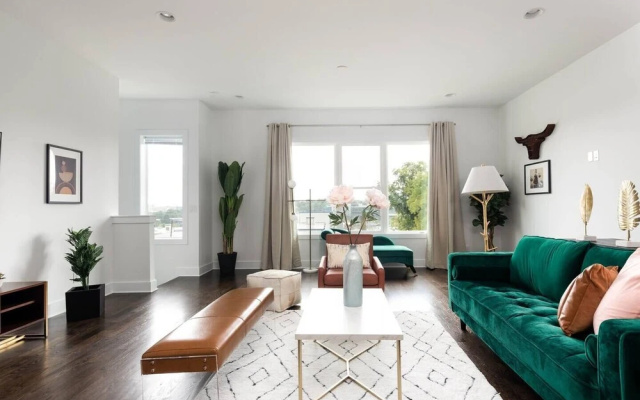 Domio Sylvan Park Modern 4BR Balcony