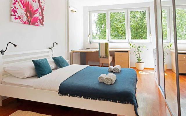 Bright 2bdr Apartment With a Balcony