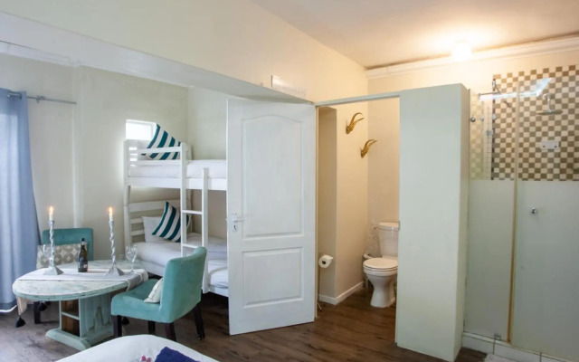 Bedrock Family 2 x Rooms 8 Sleeper with Kitchenette