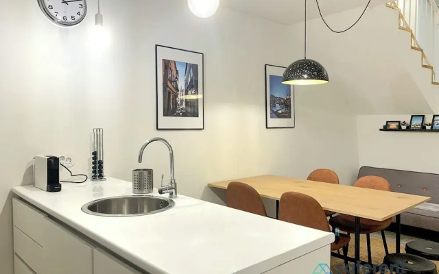 Bucks4 Fantastic 1BD + 1 Triplex Next to Ribeira