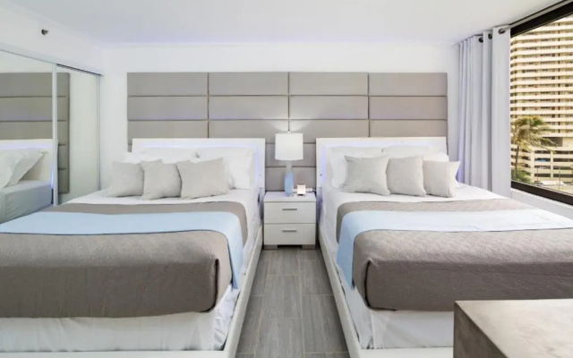 Waikiki Banyan Modern One Bedroom Free Parking