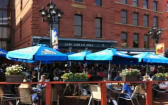2BR Condo in Heart of Uptown Coffee Wifi