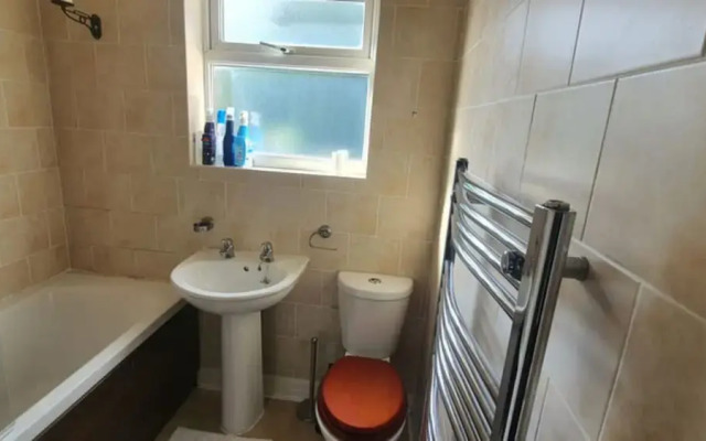 Room in Guest Room - Comfortable Room in Coventry