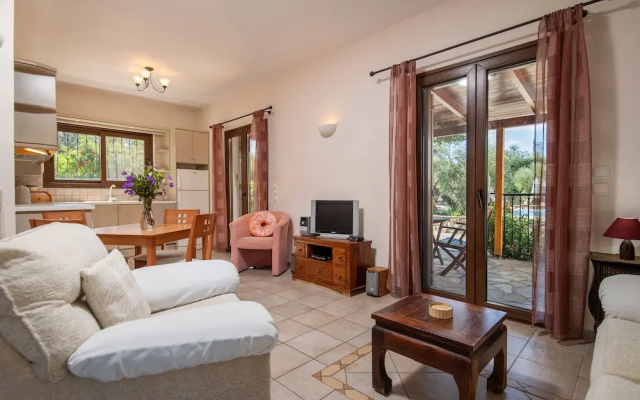 Superior 2-brm Villa, Ideal Locale,300m From Beach