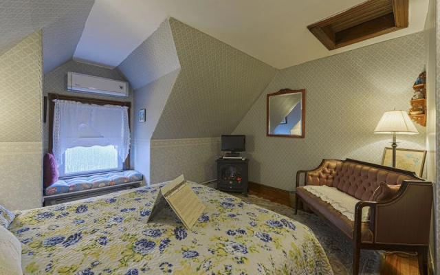 Candlelight Inn