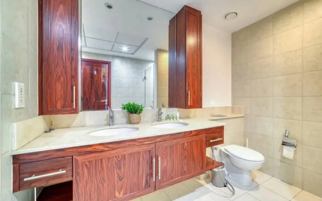 Urban Chic Downtown Apt w Dubai Fountain Views