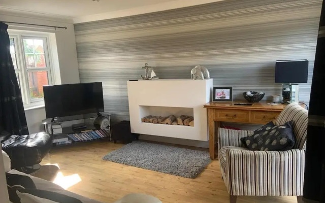 2-br, Sleeps 4 Near Beach w Garden, Parking & Pets