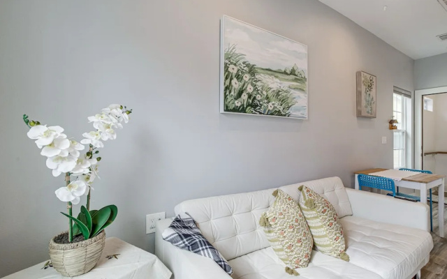 Bright Houston Retreat - 8 Mi to Downtown