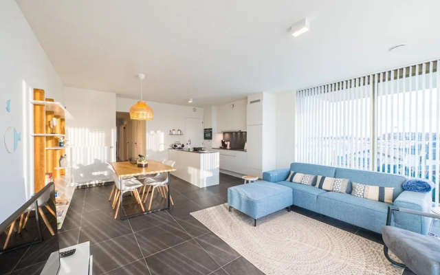 Spacious Apartment With Sunny Terrace