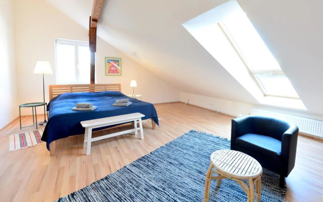 House with Courtyard & Parking Close To Stadtpark