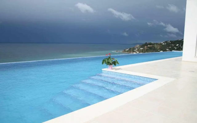 LUJOSAVILLA PISCINA 25 METROS SUIT 60m2 SPA SAUNA