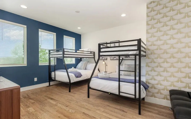 Citrine-private Patio & Balcony-near Germantown