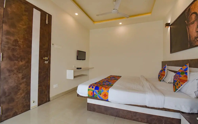 Fabhotel Royce Studio Apartments