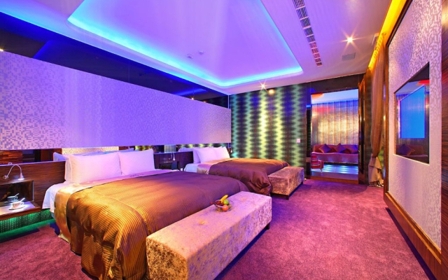 Le Chateau Hotel