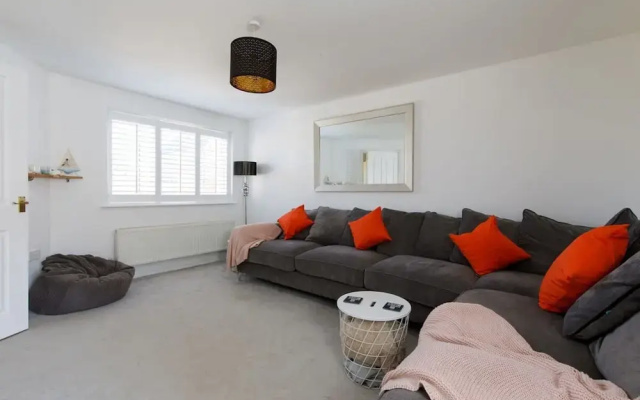 Newly Refurbished Seaside Escape - 5 Mins to Beach