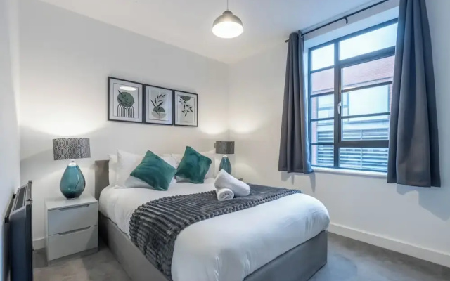 Professionals, City Centre, Parking, Superstore Nearby