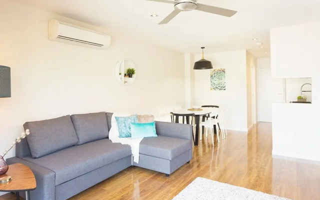 New Designer Home + Parking + Close to Airport