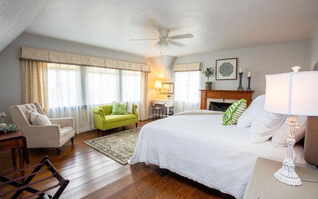 Hummingbird Estate Wine & Suites