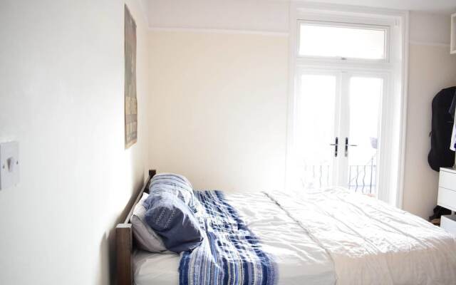 Апартаменты 1 Bedroom Apartment With Beautiful Views in Hampstead комната для гостей