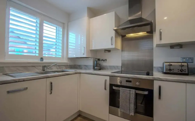 Modern 2-bed House In Swinton - Private Parking