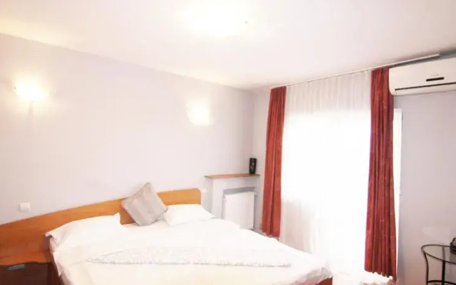 Domino 2BD Apartment UniriiI Square