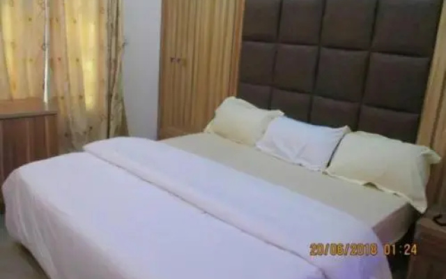 11:45 Hotel & Suites