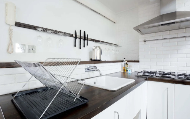 1 Bedroom Flat with Balcony Sleeps 4 in Southwark