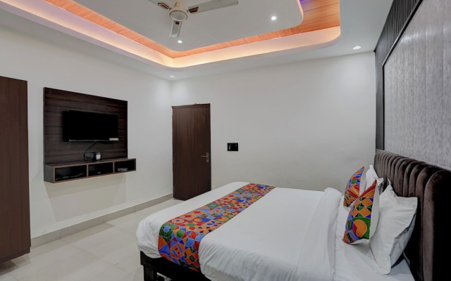 Fabhotel Ivory Loft