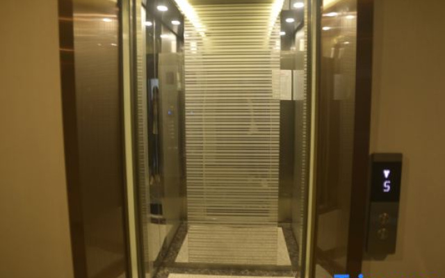 Lingyi Business Hotel (Shanghai Gaoqiao)